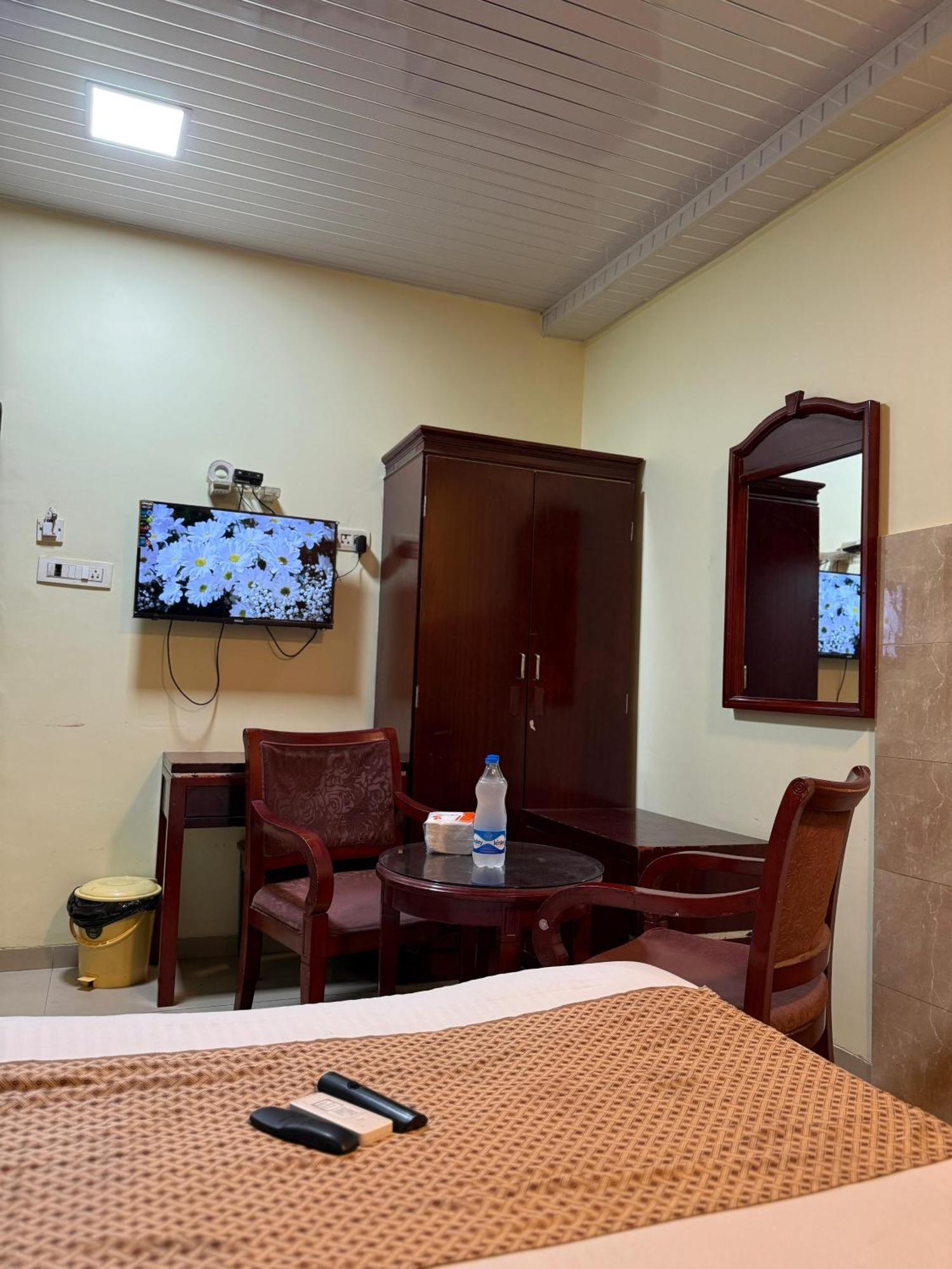 Hotel Gold Coast Mumbai Bagian luar foto